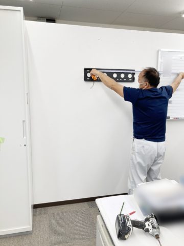 執務室の壁面に液晶ディスプレイを設置