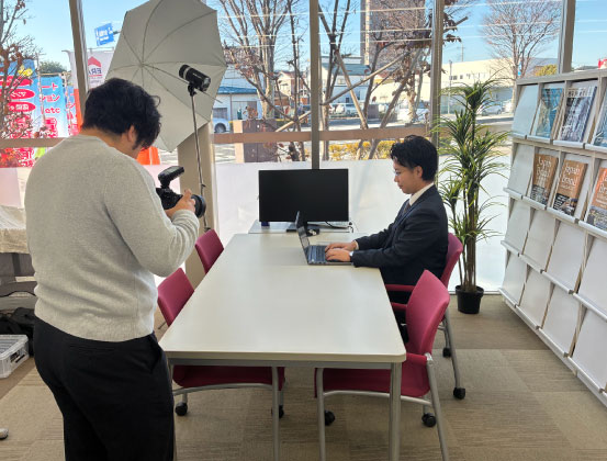 営業スタッフの写真撮影