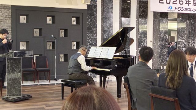 営業課長によるピアノの生演奏🎶入社式にて